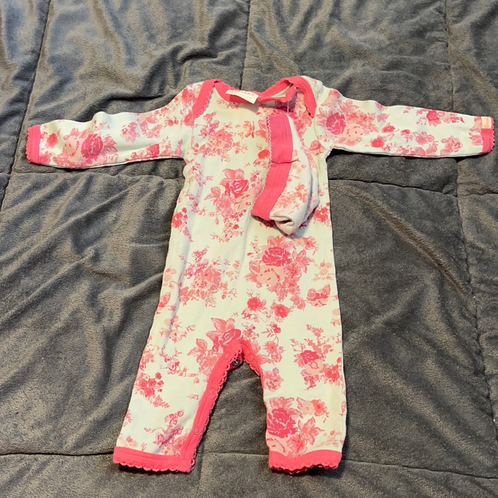 Girls Coccoli pink & white floral newborn outfit  with  cap  0-3 NWT